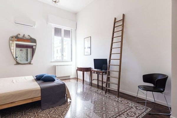 4 habitaciones, escritorio y tabla de planchar con plancha