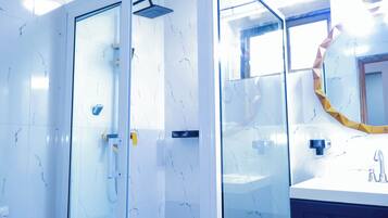 Combined shower/bathtub, rainfall showerhead, free toiletries