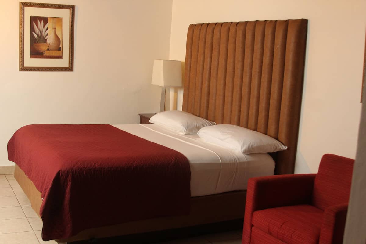 Habitación Confort doble, 1 cama de matrimonio grande | Decoración individual, mobiliario individual, sistema de insonorización