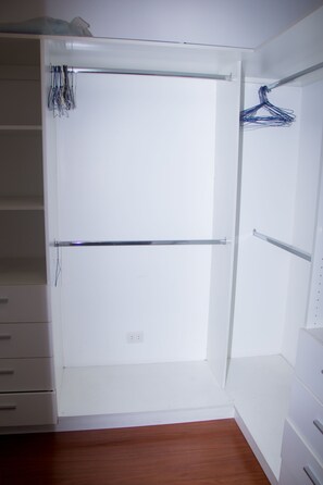 2 bedrooms, premium bedding, down duvets, in-room safe - Departamento Familiar Platino (Lima)
