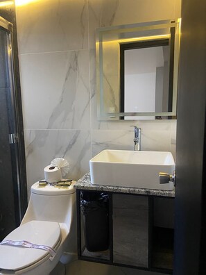 Chambre Double Standard, 2 grands lits, salle de bains privée | Salle de bain