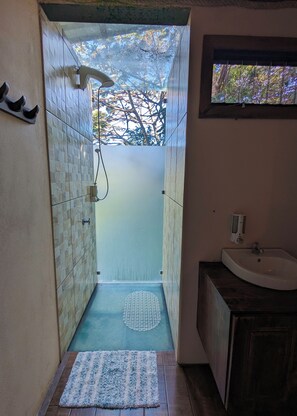 Shower, hair dryer, towels, soap - Chalet in the mountain #2 (Monteverde)