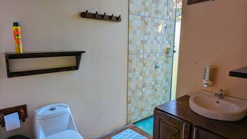 Dusche, Haartrockner, HandtĂŒcher, Seife