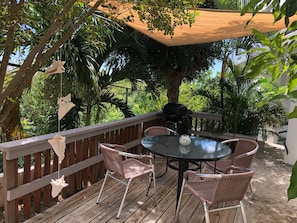 Outdoor dining - LimeTree Studio, Pelican Key. Cozy retreat in excellent location! (Pelican Key)
