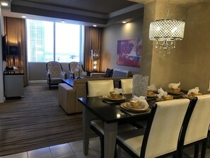 Dining - 2 Bedroom, 2 Bath Luxury Villa at Westgate Resort in Las Vegas, Nevada (Las Vegas)