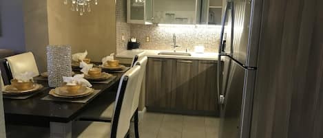 Mikrowelle, Wasserkocher mit Kaffee-/Teezubehör