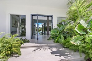 Exterior - Villa Palma: Modern golf front villa, lap pool, Jacuzzi, billiards & full staff (Punta Cana)