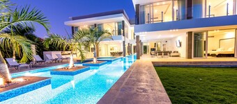 Villa Palma: Modern golf front villa, lap pool, Jacuzzi, billiards & full staff