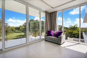 Smart TV, stereo - Villa Palma: Modern golf front villa, lap pool, Jacuzzi, billiards & full staff (Punta Cana)