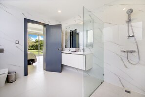 Combined shower/tub, hair dryer, towels
