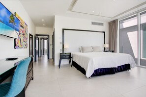 6 Schlafzimmer, Schreibtisch, Bügeleisen/Bügelbrett, Reisekinderbett