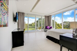 6 soverom, skrivebord, strykejern/-brett og reiseseng for barn