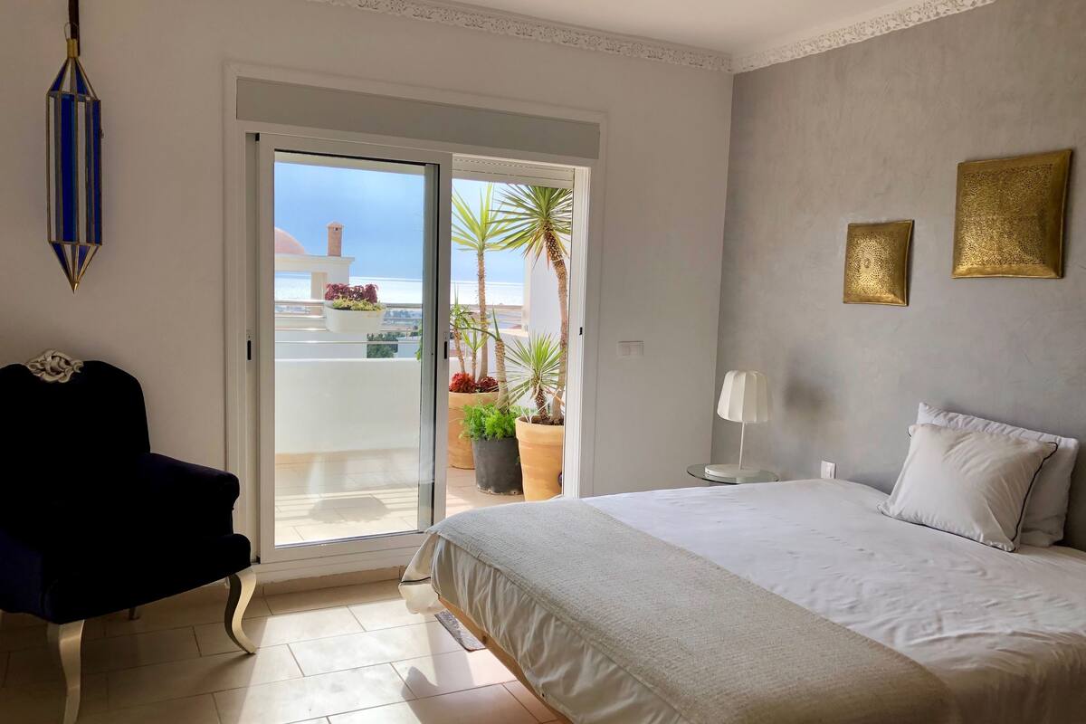 Apartamento luxo, 2 quartos | Ferros/tábuas de passar roupa, Wi-Fi de cortesia, roupa de cama