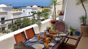 Deluxe Apartment, 3 Bedrooms | In-room dining - Les jardins d'Assilah Duplex (Asilah)