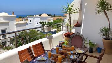 Apartamento Deluxe, 3 habitaciones | Servicio de comidas en la habitación