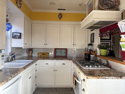 Exquisite L.B. House Within Walking Distance to Beach and Town