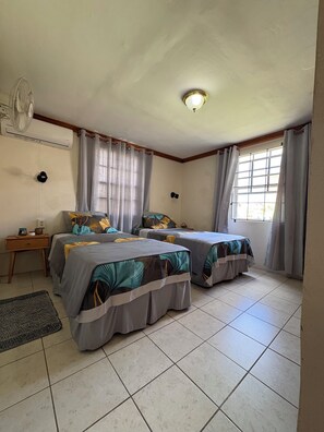 2 chambres, coffres-forts dans les chambres, fer et planche Ă repasser