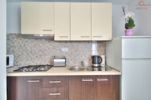 ثلاجة، ميكروويف، موقد طهي مسطح، ماكينة لصنع القهوة/الشاي