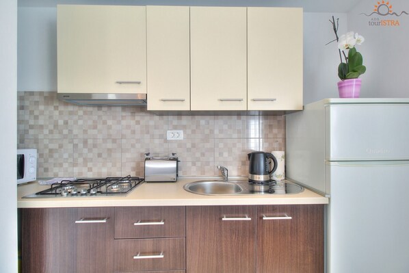 Refrigerador, microondas, parrilla de estufa y cafetera y tetera
