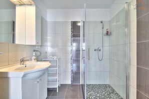 Douche, séchoir à cheveux, serviettes fournies, shampooing