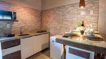 Frigobar, micro-ondas, cooktop, lava-louças