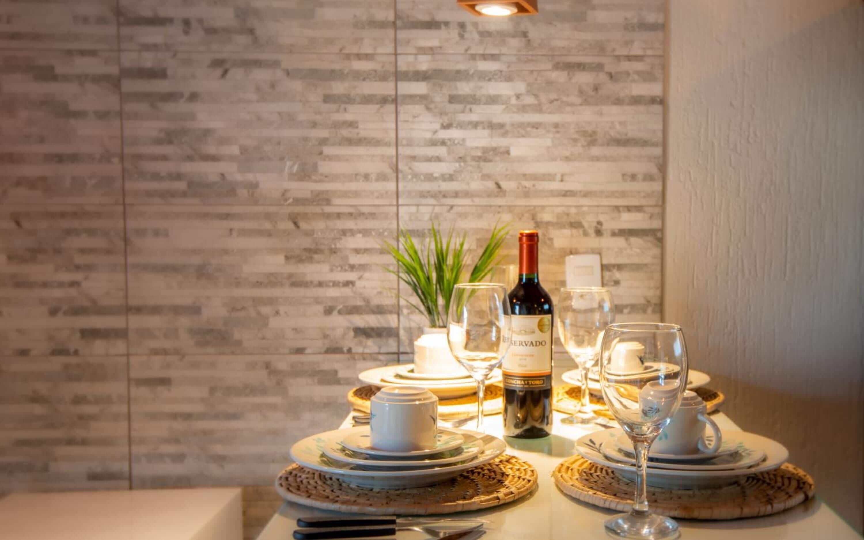 Frigobar, micro-ondas, cooktop, lava-louças