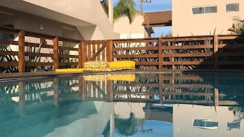 Piscina externa, espreguiçadeiras