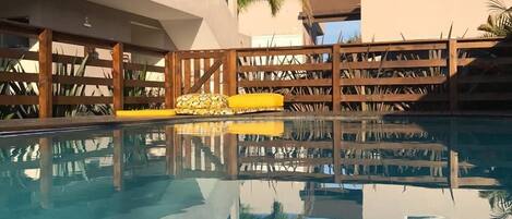 Piscine extérieure, chaises longues