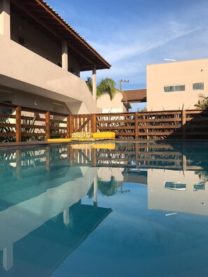 Outdoor pool, sun loungers - Pousada Rosa Karioka (Imbituba)