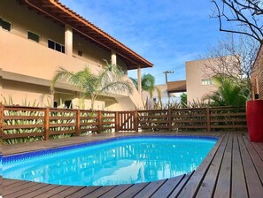 室外游泳池，提供日光浴躺椅