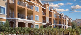 Napa Valley Resort Getaway - Large unit with Full Kitchen and Balcony - WINERY