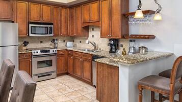 雪櫃、微波爐、焗爐、爐具