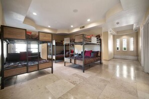 6 habitaciones, escritorio y tabla de planchar con plancha 