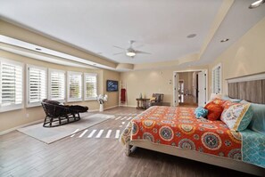 6 habitaciones, tabla de planchar con plancha y cuna de viaje 