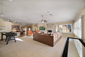 Smart TV, chimenea, futbolito, estéreo