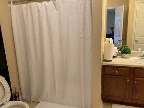 Combined shower/tub, jetted tub, towels, shampoo