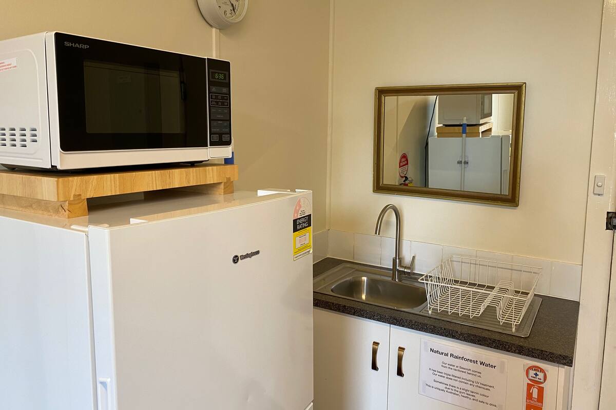 bay view cottage, 1 king bed, 1 double sofa bed, bay view, bathtub | private kitchen | fridge, microwave, oven, stovetop