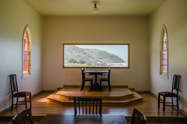 Zimmer, Mehrere Betten, Terrasse, Meerblick (Seacroft Chapel) | Innenbereich