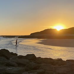 Una playa cerca, arena blanca