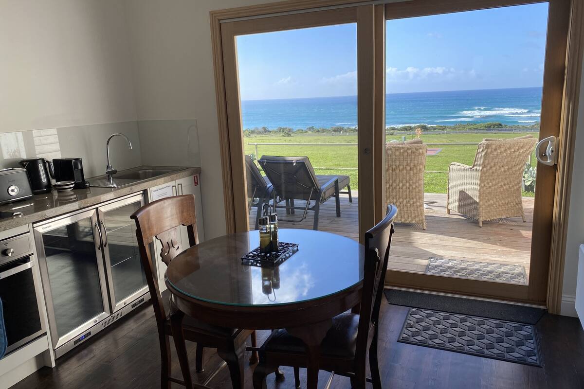 seacroft studio,1 king bed, sea view, patio | private kitchen | fridge, microwave, oven, stovetop