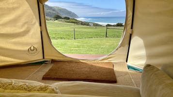 Tent, 1 kingsize bed, terras, uitzicht op zee (Seacroft Lotus Belle) | Individueel gedecoreerd, individueel gemeubileerd, beddengoed