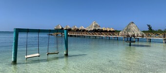 Schönes karibisches Art-Gipfel-Haus, das Türkis-Meer nah an Strand übersieht