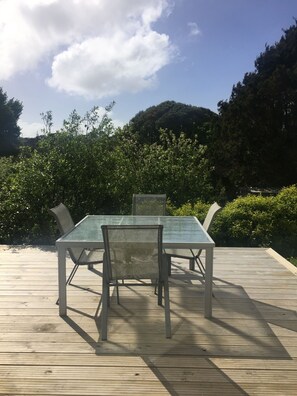 Outdoor dining - Sunny Lorenzen Bay House (Raglan)