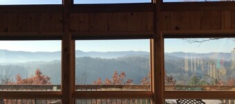 Cozy + Secluded 180 Degree Mountain View Cabin. Spring is here!
