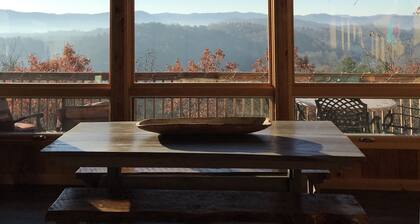 Cozy + Secluded 180 Degree Mountain View Cabin. Spring is here!