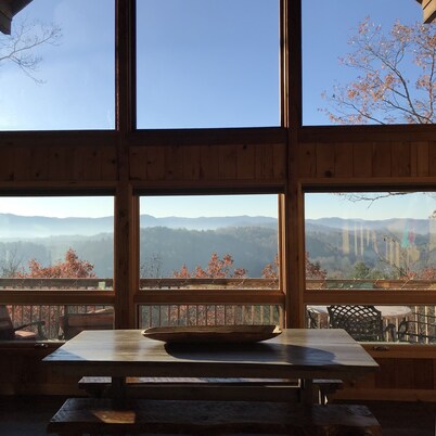 Cozy + Secluded 180 Degree Mountain View Cabin. Spring is here!