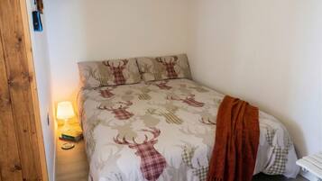 2 bedrooms, travel crib, free WiFi, bed sheets