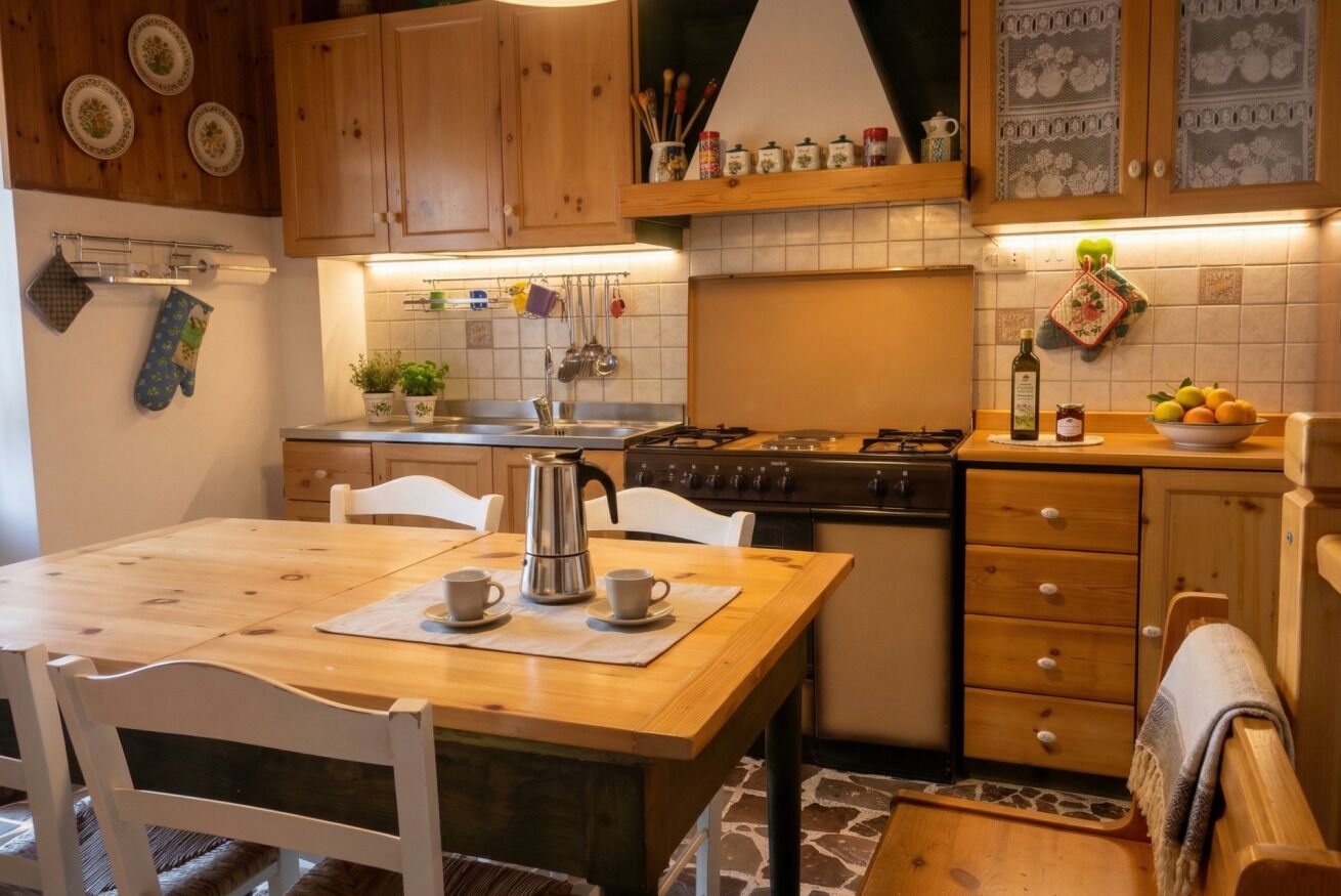 Een koelkast, een oven, een kookplaat, een koffiezetapparaat/waterkoker