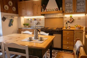 Frigorífic, forn, placa de cuina i cafetera i tetera 