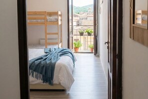 2 bedrooms, travel crib, free WiFi, bed sheets